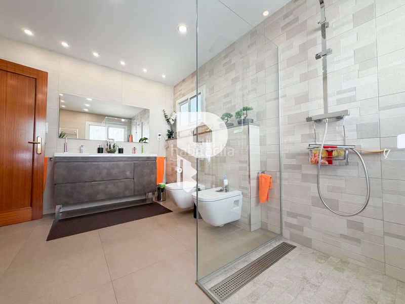 Foto 5ab60f7a-bbd5-43cf-87fd-fe2cfada69a7. Casa a carrer d'angel guimerà 18 a Papiol (El)