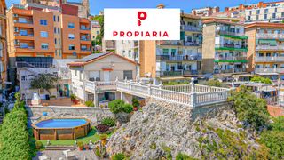 Casa a Carrer d'angel guimerà 18. Espectacular casa en el centro con jardín