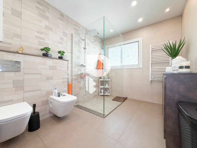 Foto f5f587be-b4df-42c1-bc80-0d6fbb09ed37. Casa a carrer d'angel guimerà 18 a Papiol (El)