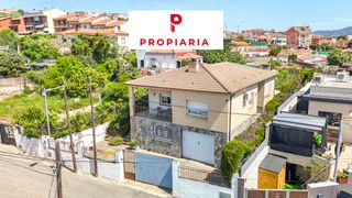Haus in Carrer cementiri 10. Casa con parcela llana en una sola planta y jardín