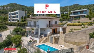 Chalet en Corbera de Llobregat. Casa en una planta con parking y piscina