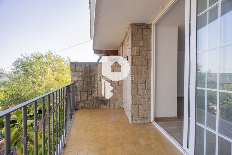 Foto 67a94f6d-b9c6-4c02-a27f-04cb99d40857. Casa amb xemeneia calefacció aparcament piscina a Pallejà