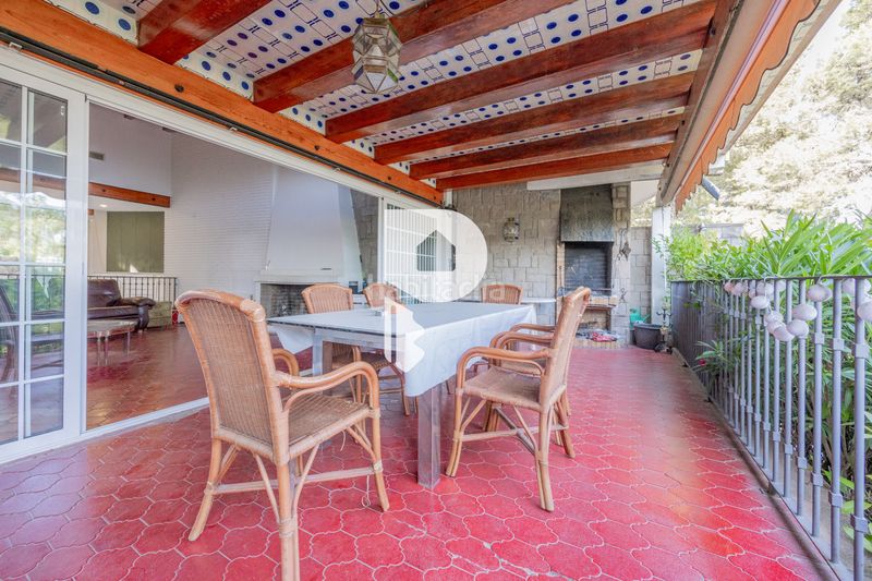 Foto a8f868a0-bd39-4de4-bbba-92c14c2fbd48. Casa amb xemeneia calefacció aparcament piscina a Pallejà