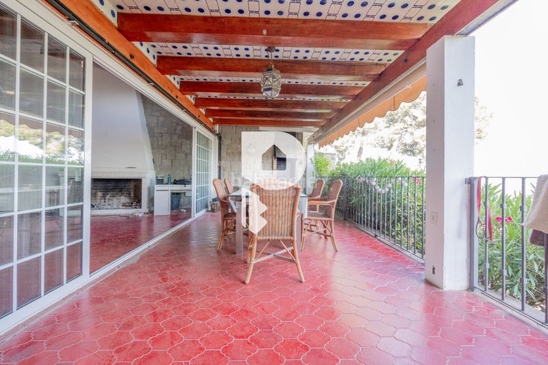 Foto c081549f-7e68-4a38-82df-9de0474c5e1a. Casa amb xemeneia calefacció aparcament piscina a Pallejà