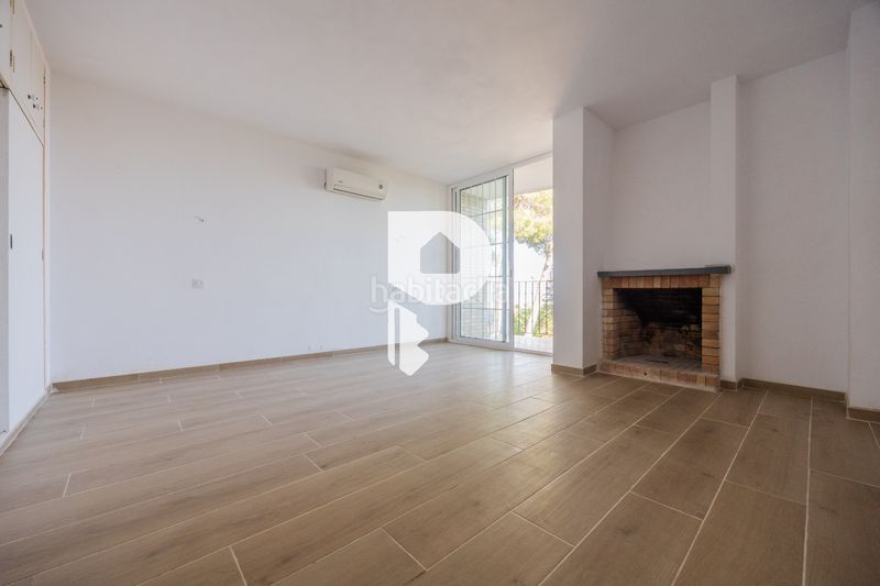 Foto cf82e2f8-70a2-4619-bc0f-522cc2276393. Casa amb xemeneia calefacció aparcament piscina a Pallejà