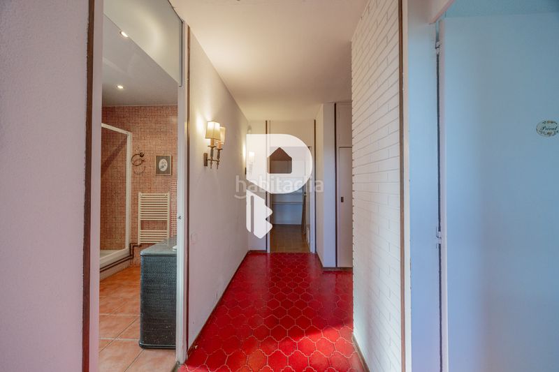 Foto f4cb09eb-e482-4d2a-ae9e-06d99ac177ae. Casa amb xemeneia calefacció aparcament piscina a Pallejà