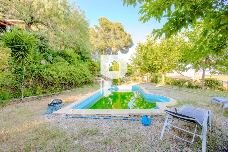 Foto f94aadee-61d9-4c37-be41-5c8302706d84. Casa amb xemeneia calefacció aparcament piscina a Pallejà