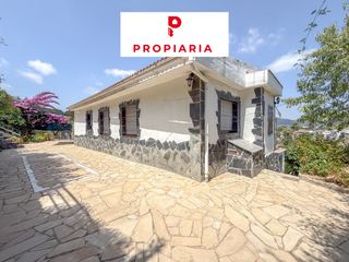 Casa a Vallirana. Casa en un planta con piscina y jardín
