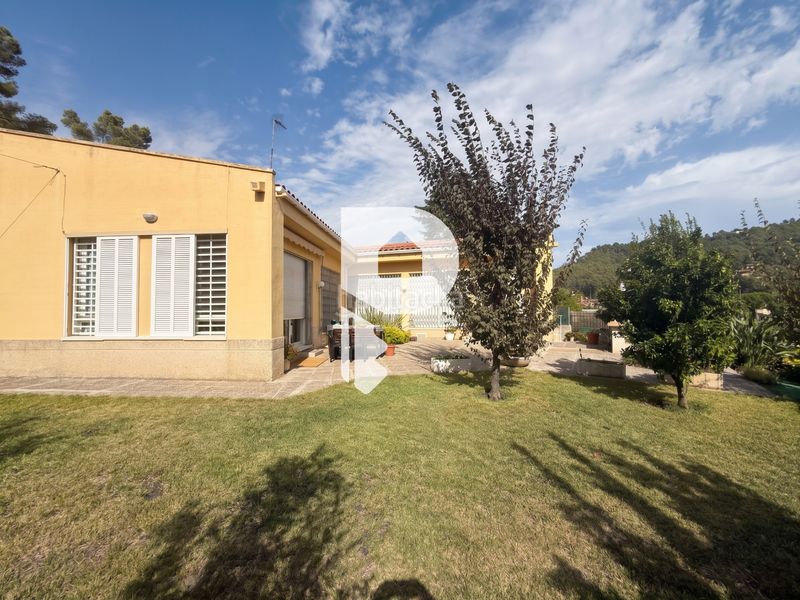Foto 9930d233-9260-47c5-b49a-ee1e8e134483. Casa  en una sola planta con terreno plano en Cervelló