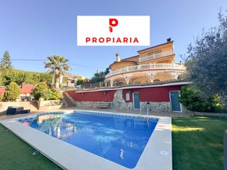 House in Torrelles de Llobregat. Enorme casa con dos viviendas y piscina