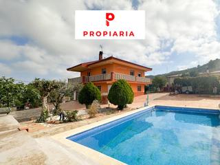 Casa a Olesa de Bonesvalls. Casa con piscina y terreno plano