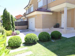 Maison jumele en Calle arriba 51. Oportunidad casa pareada