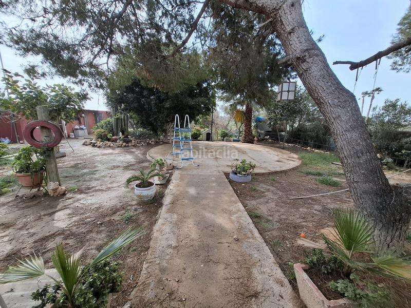 Foto bfe3d4e4-2c4b-46b2-abaa-f8a3fbd70aca. Masia amb xemeneia aparcament a El Edén Guardamar del Segura