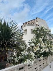 Xalet  Calle luis buuel. Elegante villa de 4 dormitorios con solrium y piscina comunitar