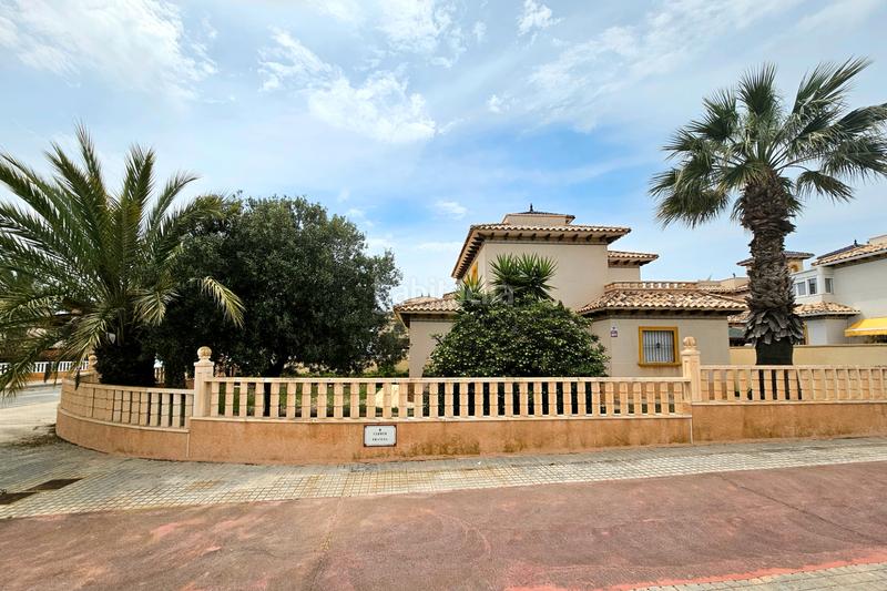 Foto 1418eb17-8ee2-444f-9b63-1b867f6c8590. Chalet con parcheggio in La Marina Elche / Elx