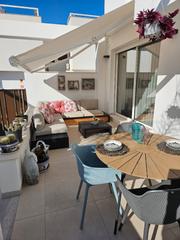 Appartement à Pilar de la Horadada Ciudad. Bungalow en planta baja con estilo moderno, terraza privada y ac