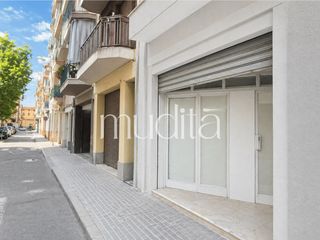 Geschäftsraum in Calella. Local comercial con fondo, escaparate y potencial en el centro d