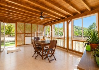 House in Urbanitzacions. Casa con exterior y espacio anexo en les ginesteres, argentona
