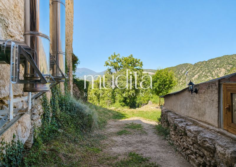 Foto e8420d9d-a999-4195-a2a5-ac1842a1e644. Masia amb calefacció aparcament a Guardiola de Berguedà
