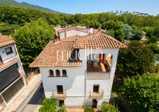Casa a schiera in Gualba. Una casa modernista de 1900 con patio y torre en el corazón de g