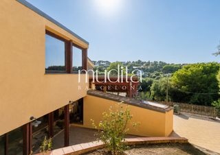 Maison à Llinars del Vallès. Una casa entre madera y bosque en sant carles, llinars del vallè