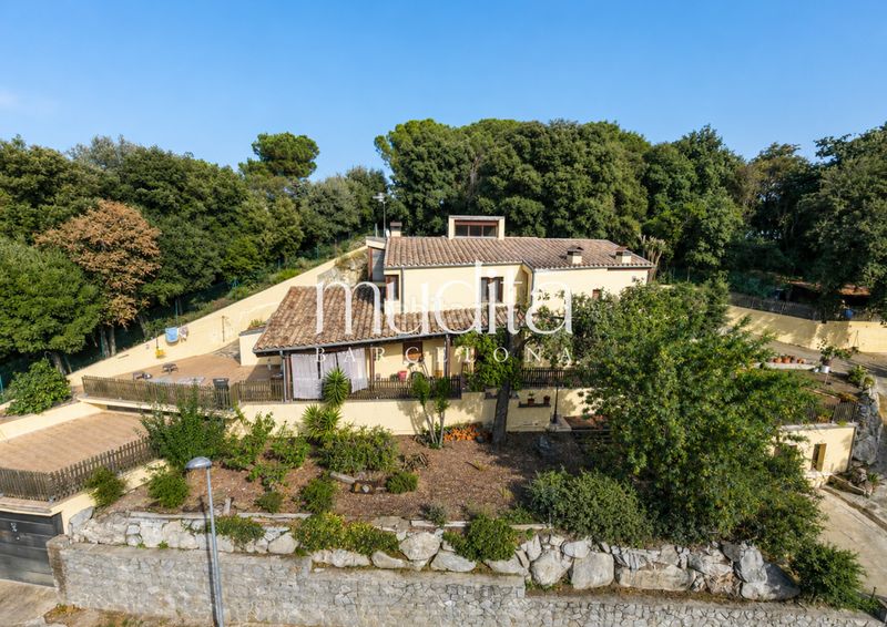 Foto f1d9d0ef-a1b3-49e7-a5c5-ed2bd5b37e26. Casa amb calefacció aparcament a Llinars del Vallès