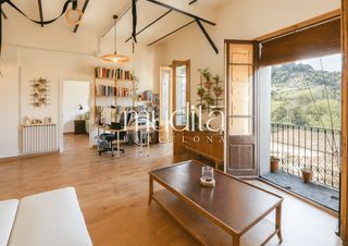 Appartement à Sant Quirze de Besora. Última planta reformada en una casa modernista, con terrado priv