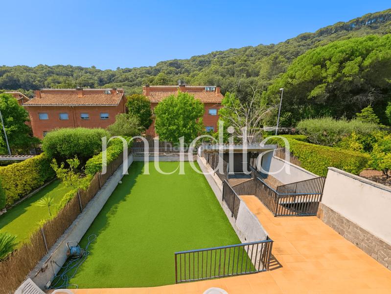 Foto fc8f6b15-ed09-446e-b073-b193c1bd0a72. Casa adosada un hogar que abraza jardín, amplitud y calma en el centro en Argentona