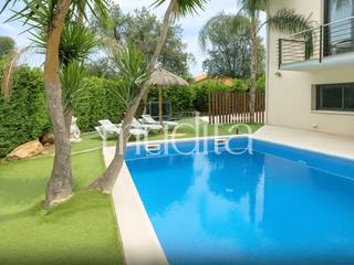 Maison à Urbanitzacions. Vivienda serena con piscina y gran garaje en cim daro