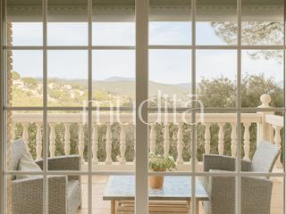 Maison à Urbanitzacions. La casa que abraza la calma en les ginesteres argentona