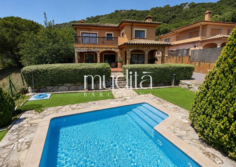 Foto b7c898c5-1572-45fd-aeaa-638303333436. Casa con riscaldamento parcheggio piscina in Nucli Urbà Argentona