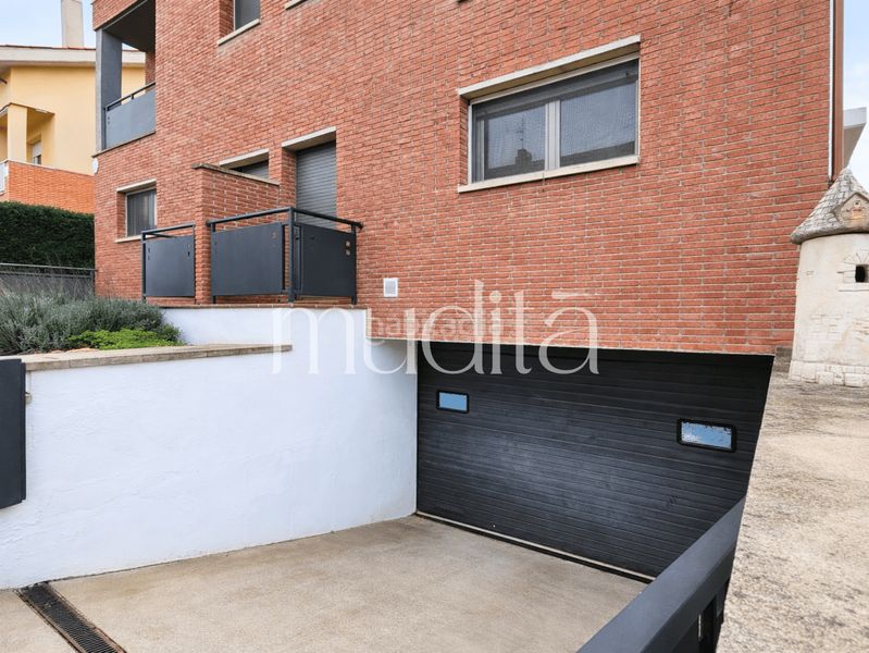 Foto a8ca9826-c2be-4259-bd6f-0c9876ac9a19. Casa adossada amb calefacció aparcament a Caputxins-Ambulatori Vic