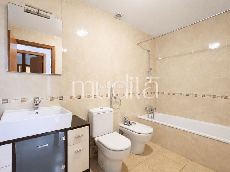Foto b88a32ff-1765-4909-90ab-95ba2576e961. Casa adossada amb calefacció aparcament a Caputxins-Ambulatori Vic