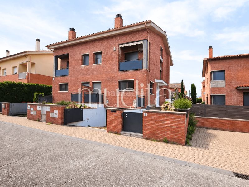Foto ef26920b-eaed-4664-91fa-63be9412fc9d. Casa adossada amb calefacció aparcament a Caputxins-Ambulatori Vic