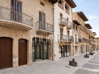 Maison jumelée à Manlleu. Edificio modernista en el centro de manlleu con potencial de tra