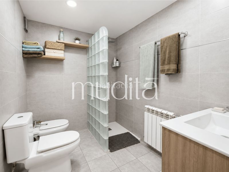 Foto ad50429f-1101-44f3-8195-d3b08e53e7fc. Casa adossada amb calefacció aparcament piscina a Avinyó