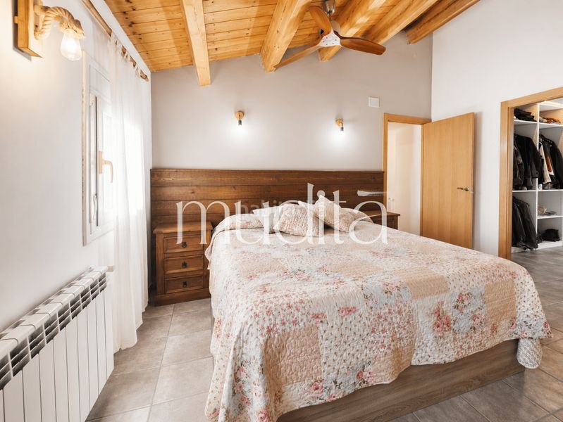 Foto cbdcfb1b-f796-4377-88ea-7ed09c038030. Casa adossada amb calefacció aparcament piscina a Avinyó
