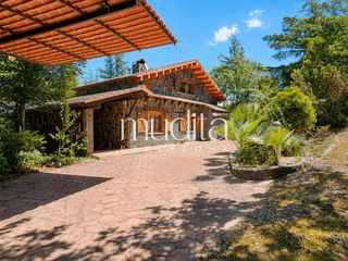 Casa a Sant Celoni. Una finca de montaña donde el bosque entra por las ventanas  bos