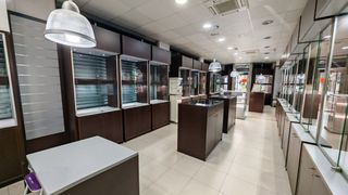 Lloguer Local Comercial a Riera 35. Local esquinero en alquiler  máxima visibilidad anterior joyería