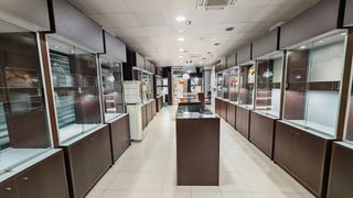 Business premise in Riera 35. Local esquinero en alquiler  máxima visibilidad anterior joyería
