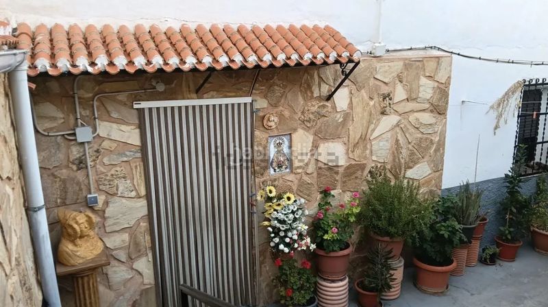 Foto c326fd91-9115-48dd-aab1-f09347818a6b. Casa adossada amb xemeneia aparcament a Lezuza