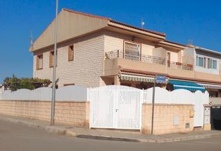 Casa en Los Peascos-El Salero-Los Imbernones. Amplio dplex de esquina con porche, patio y excelentes calidade