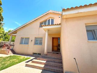 Xalet en San Javier. Chalet independiente con piscina y amplio terreno en una de las