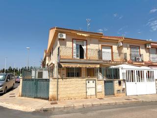 Casa a Los Peñascos-El Salero-Los Imbernones. Chalet unifamiliar en esquina – muy soleado y con gran terraza
