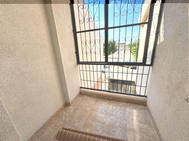 Foto f7b2beb7-7642-480e-a320-ae6c1d4bf911. Chalet con parcheggio in Centro Alcázares (Los)