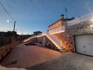 Chalet à Carrer de barcelona 21. Casa en cànoves i samalús con piscina y jacuzzi