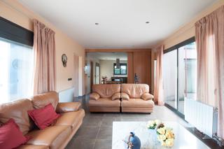 Chalet à Carrer del pi 127. Casa en can vila con amplio jardín y sauna propia