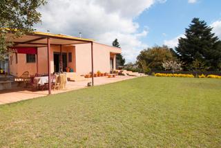 Xalet a Carrer del pi 127. Casa en can vila con amplio jardín y sauna propia