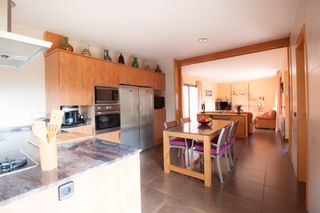 Chalet en Carrer del pi 127. Chalet con 3 habitaciones con parking, calefacción y vistas a la