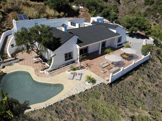 Mas à Altos de Estepona. Casa de campo reformada en los reales, estepona.